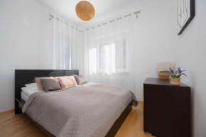 Kwiatkowskiego Apartment in Warsaw Perfect for Remote Work by Noclegi Renters